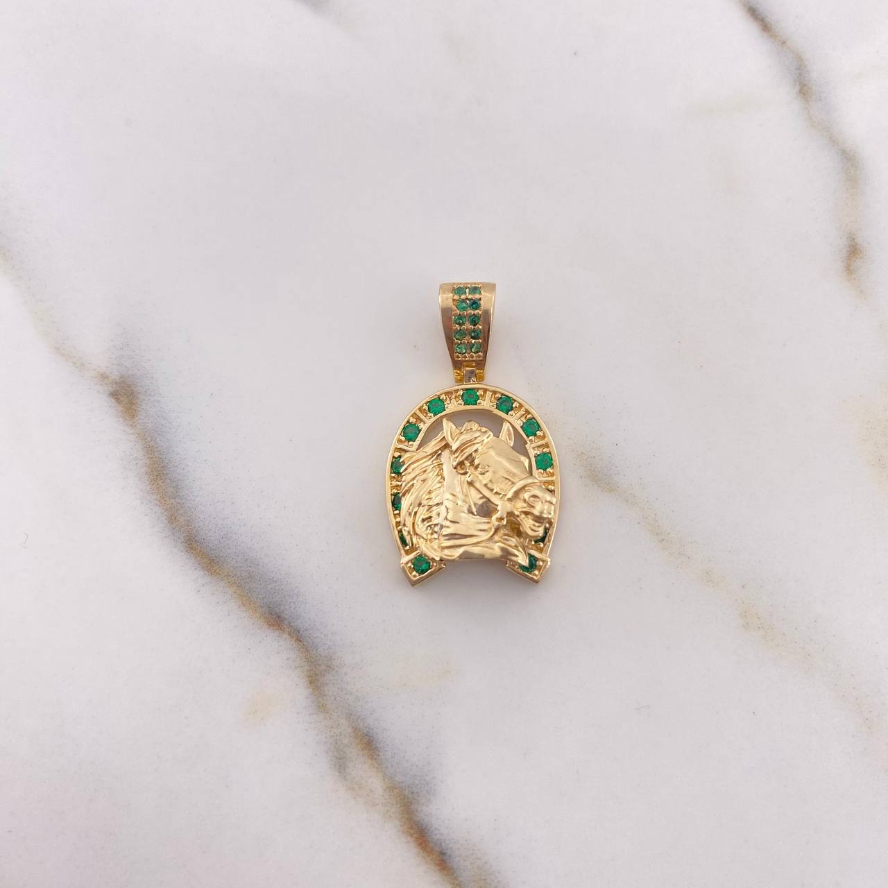 Dije Herradura Caballo 4.3gr / 2.6cm / Circones Verdes Oro Amarillo 18K $