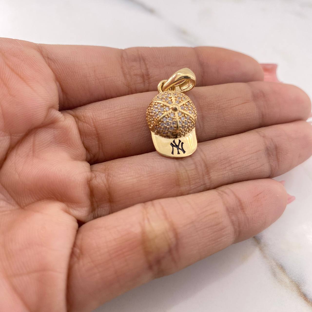Pendant NY Cap 3.3gr / 2.6cm / White Zirconia Two Golds Black Yellow 18K $
