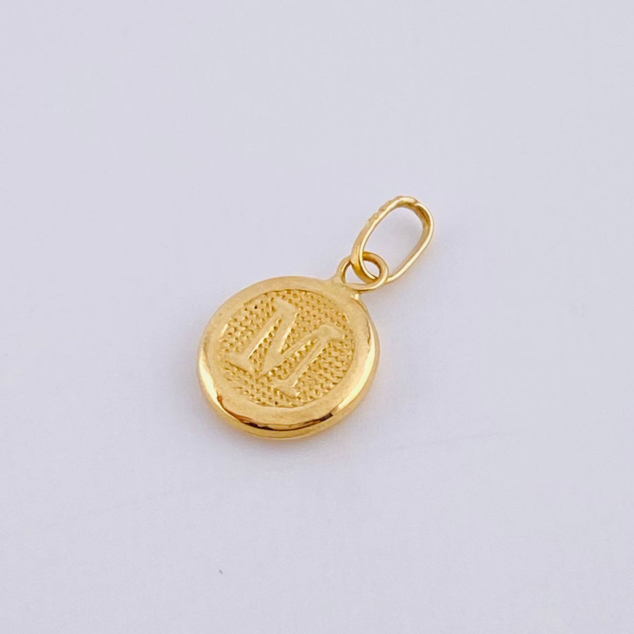 Dije Letra M 0.45 g / 3/4 in Oro Amarillo 18K