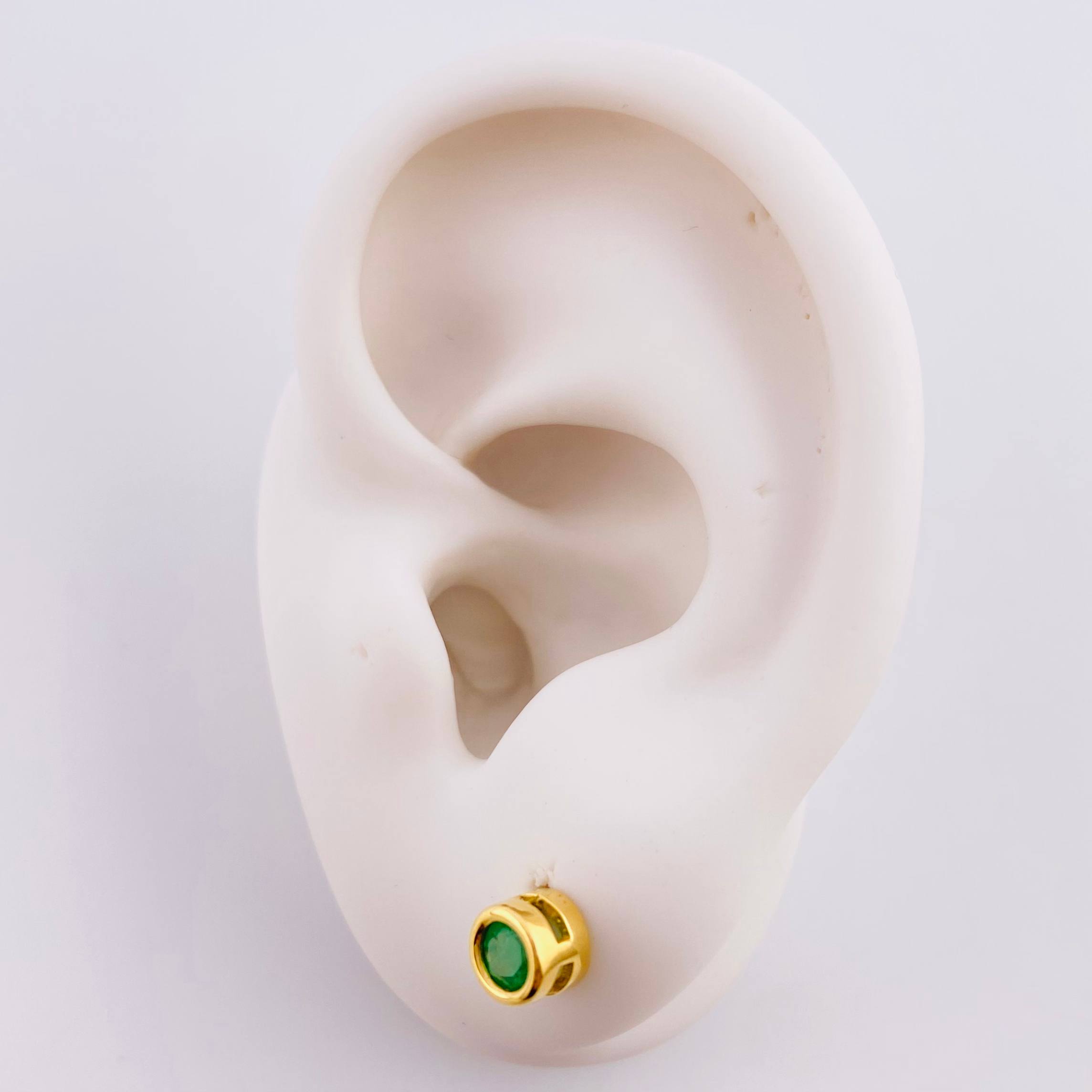 Stud Earrings Hoop 1.6gr / 0.05cm / Emerald 70 pts Yellow Gold (Jewel) ©