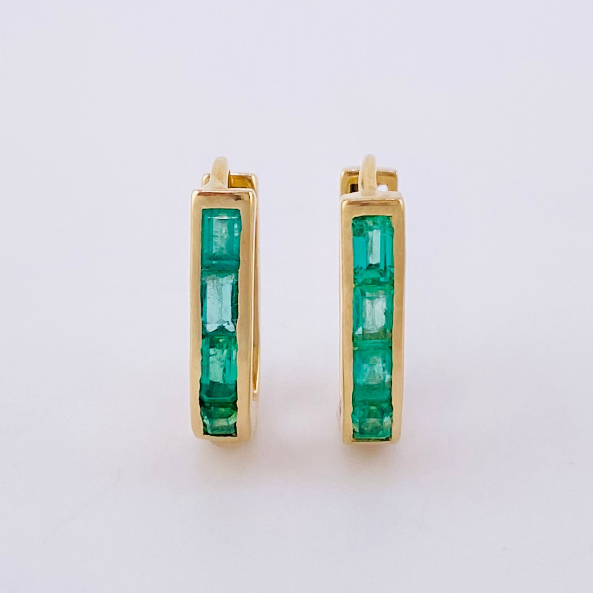 Candongas Curvas Perpendiculares Esmeraldas 56pts 2.9gr / 1.5cm / Oro 18K ©