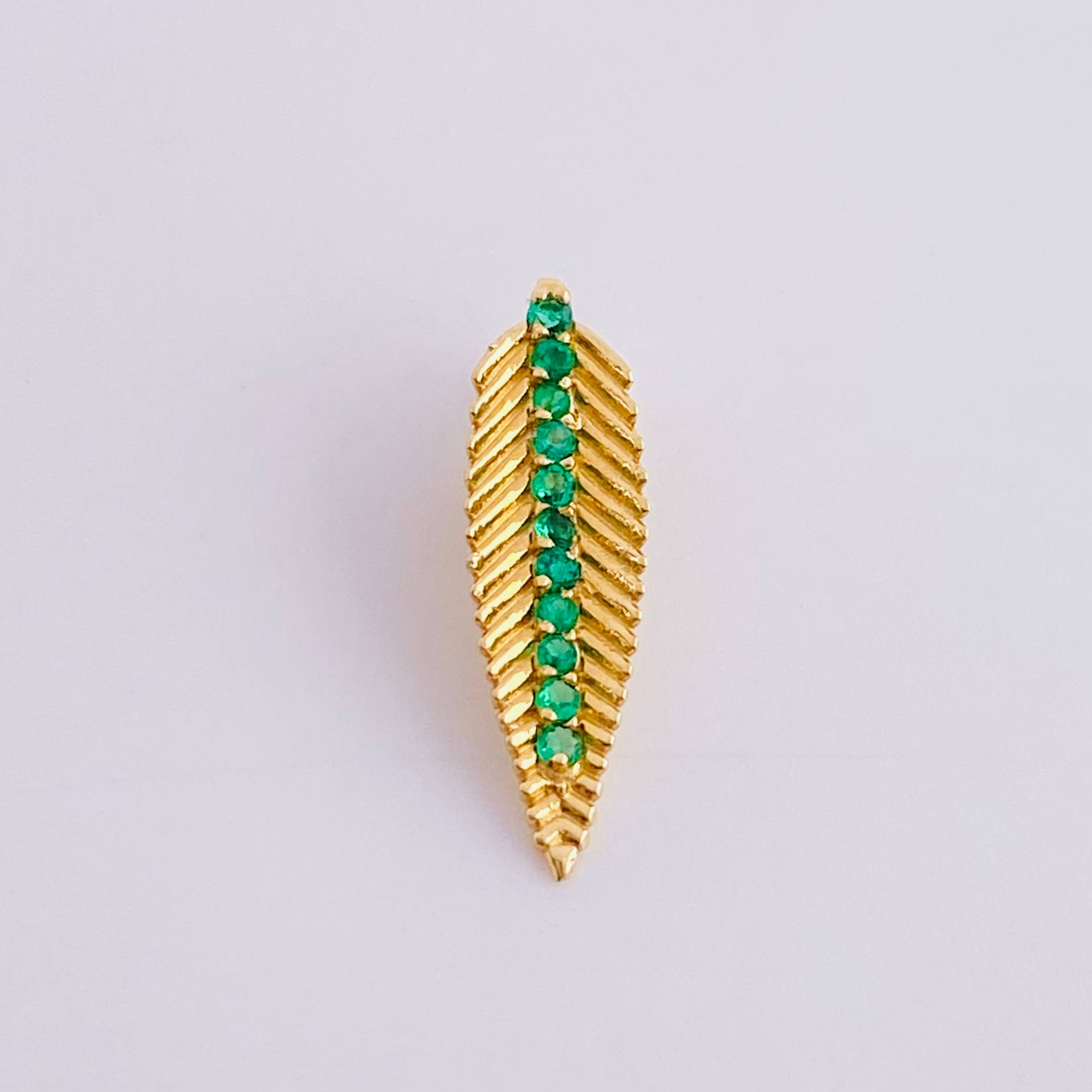 Dije Hoja Caribeña Esmeraldas 17pts 0.65gr / 1/2 in / Oro Amarillo 18K ©