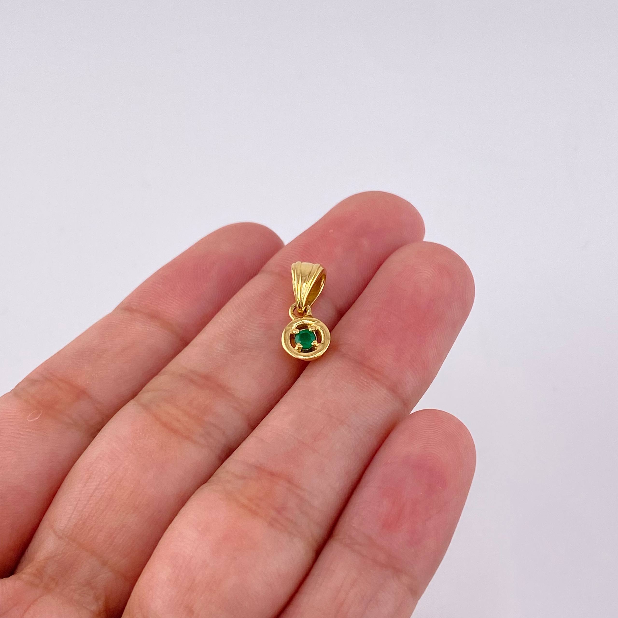 Dije Solitario En Aro 1.2gr / 1.5cm / Esmeraldas 06Pts Oro Amarillo 18K (Joya) ©
