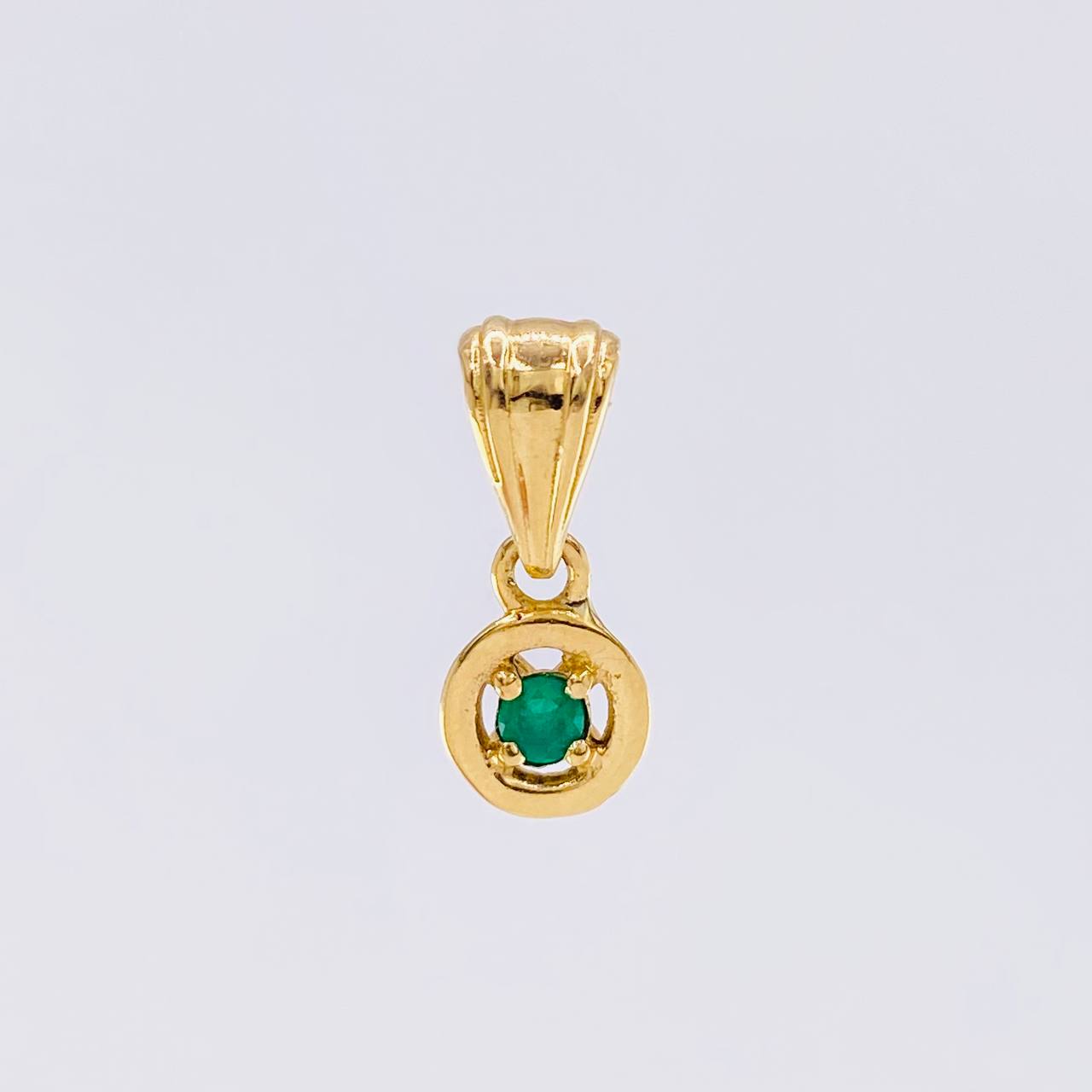 Dije Solitario En Aro 1.2gr / 1.5cm / Esmeraldas 06Pts Oro Amarillo 18K (Joya) ©