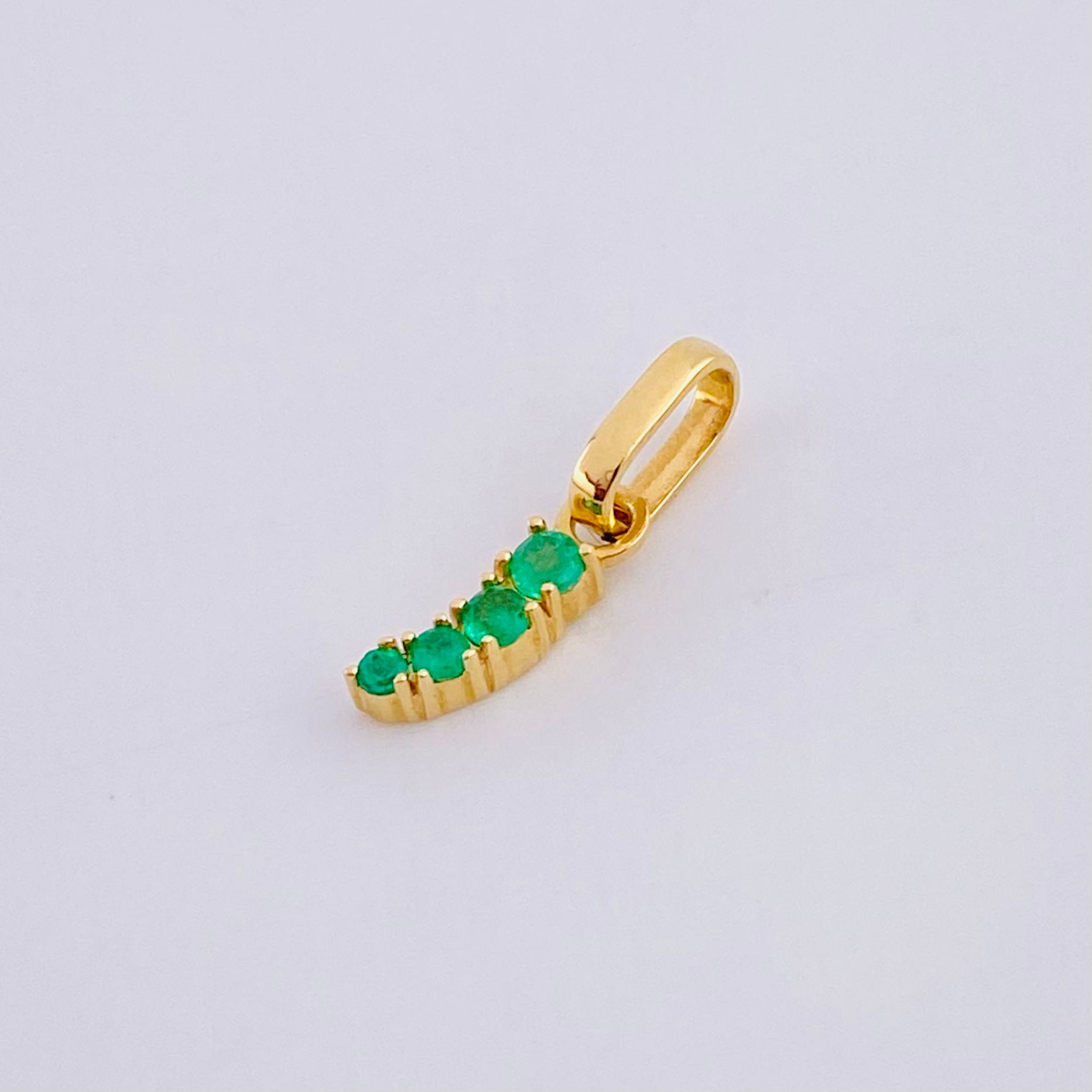 Dije Trinity Esmeraldas 13pts 0.65gr / 1.5cm / Oro 18K ©