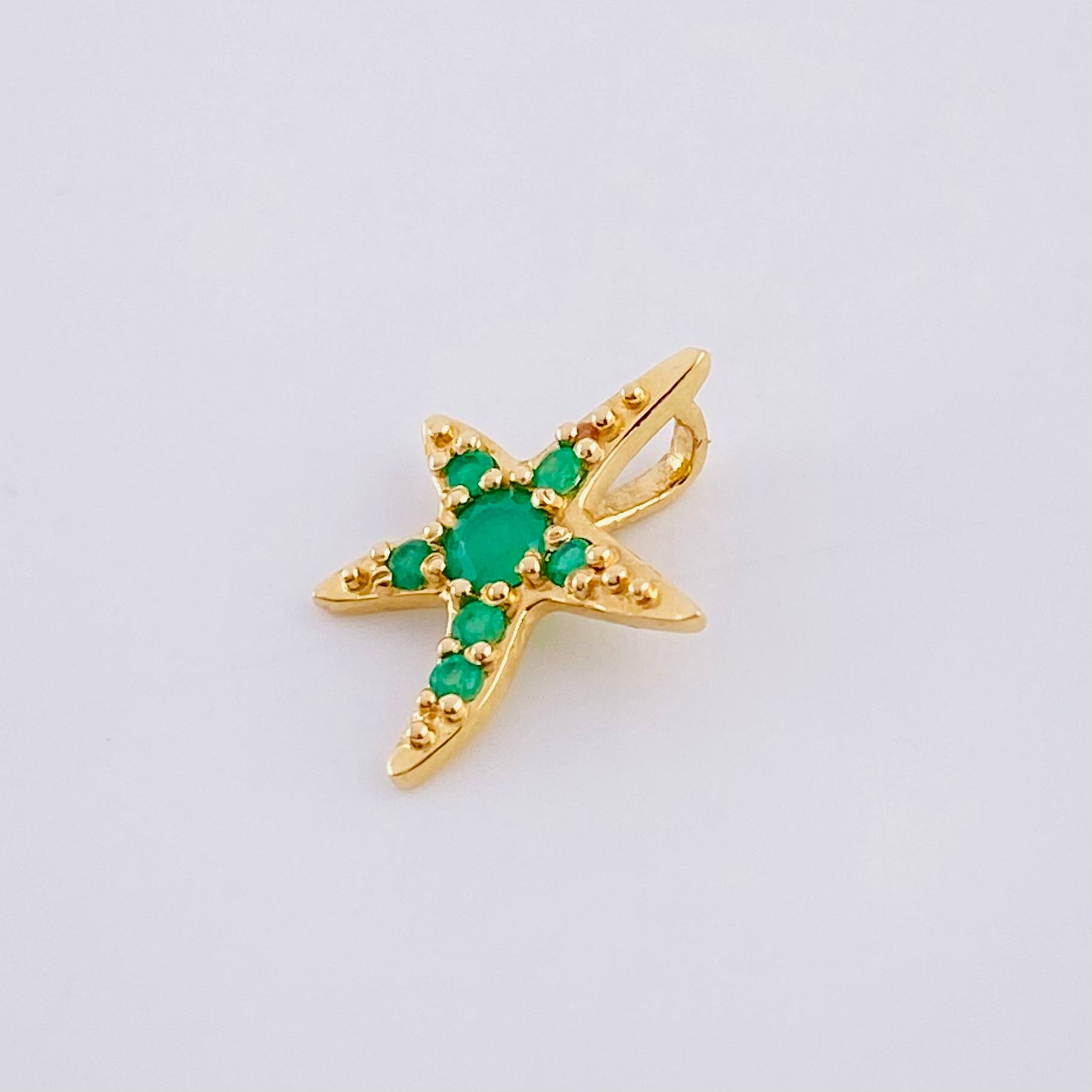 Starfish Pendant Emeralds 20pts 0.8gr / 1/2 in / 18K Yellow Gold ©