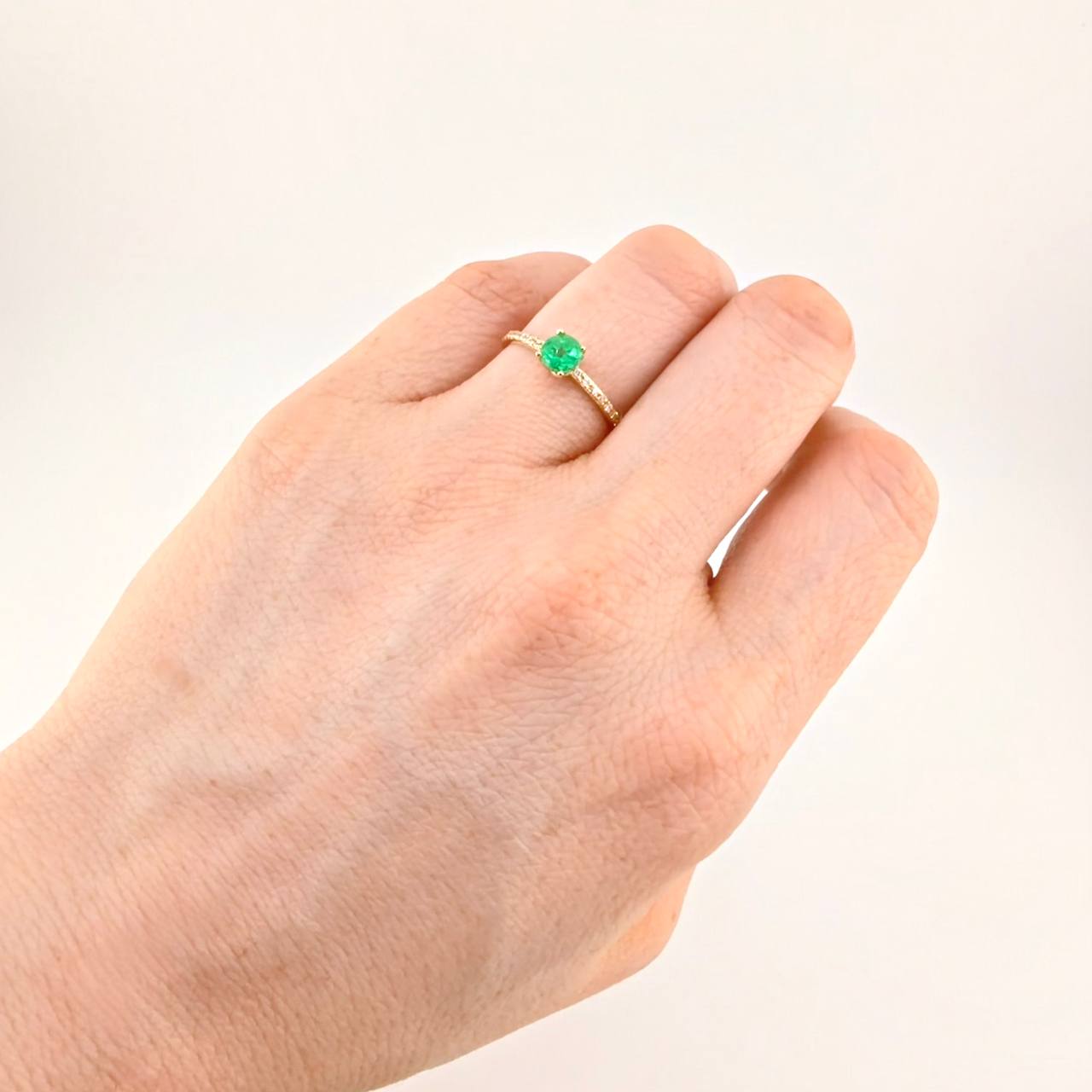 Solitaire Ring 4 Prongs Emeralds 5pts .diamonds 3 Dts 1.4g / T7 Yellow Gold 18K