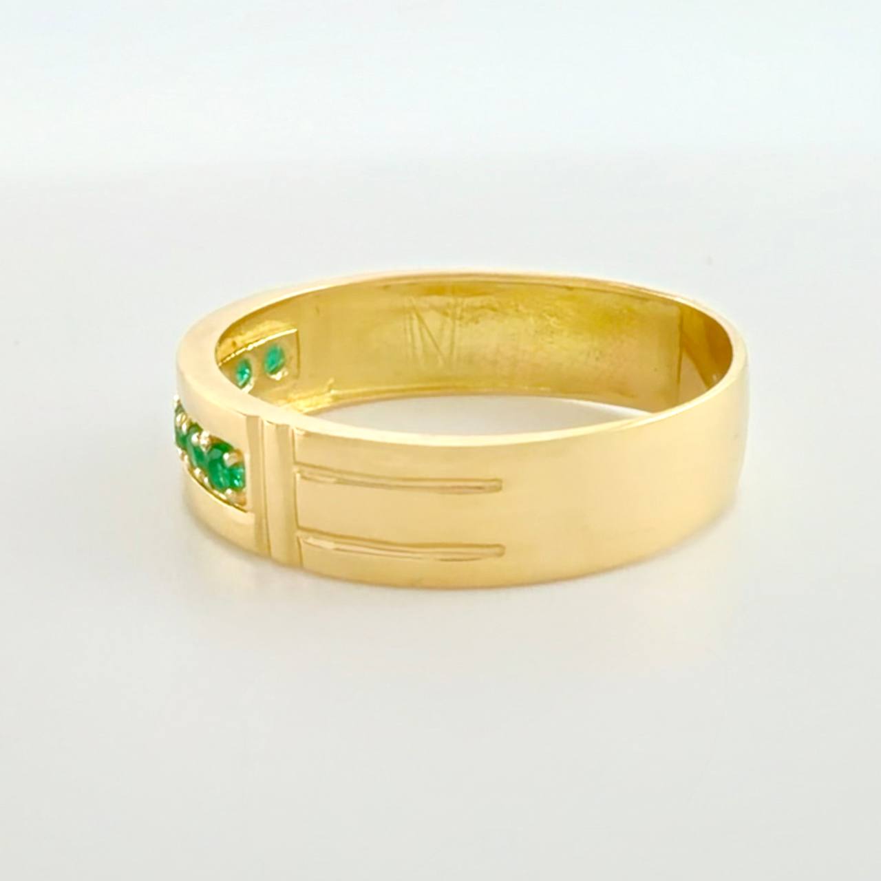 Anillo Carril con Engaste Esmeraldas 23pts 3.9g / T10 1/2 Oro Amarillo 18K