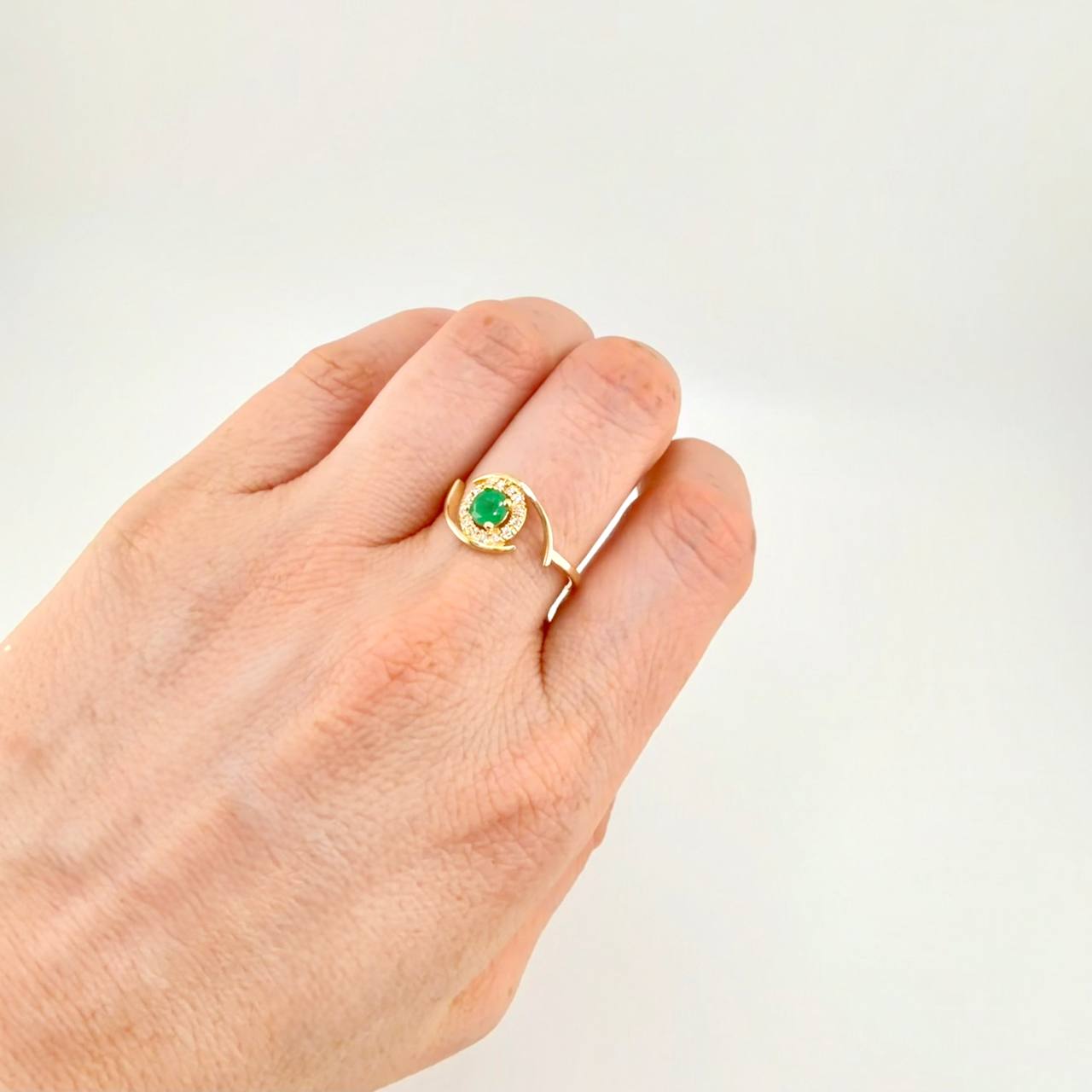 Anillo Solitario Oleado Esmeraldas 44pts .diamantes 2 Dts 2.65g / T8 Oro Amarillo 18K