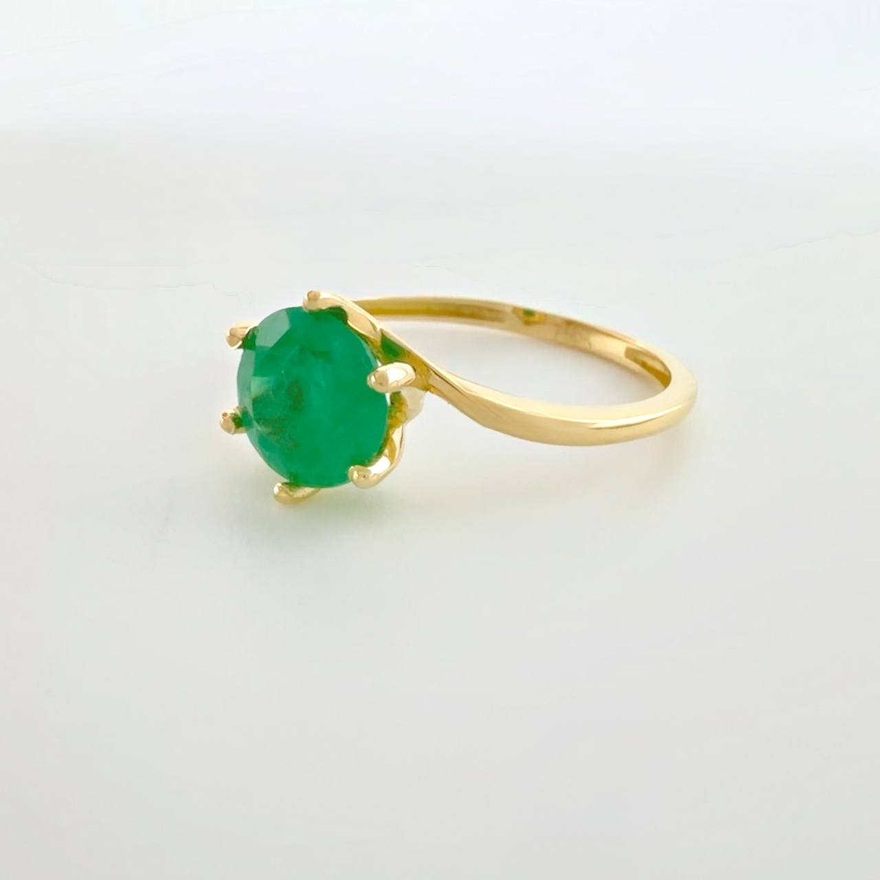 Solitaire Ring with Inverted Lines Emeralds 1.27cts 2.15g / Size 7 1/2 Yellow Gold 18K