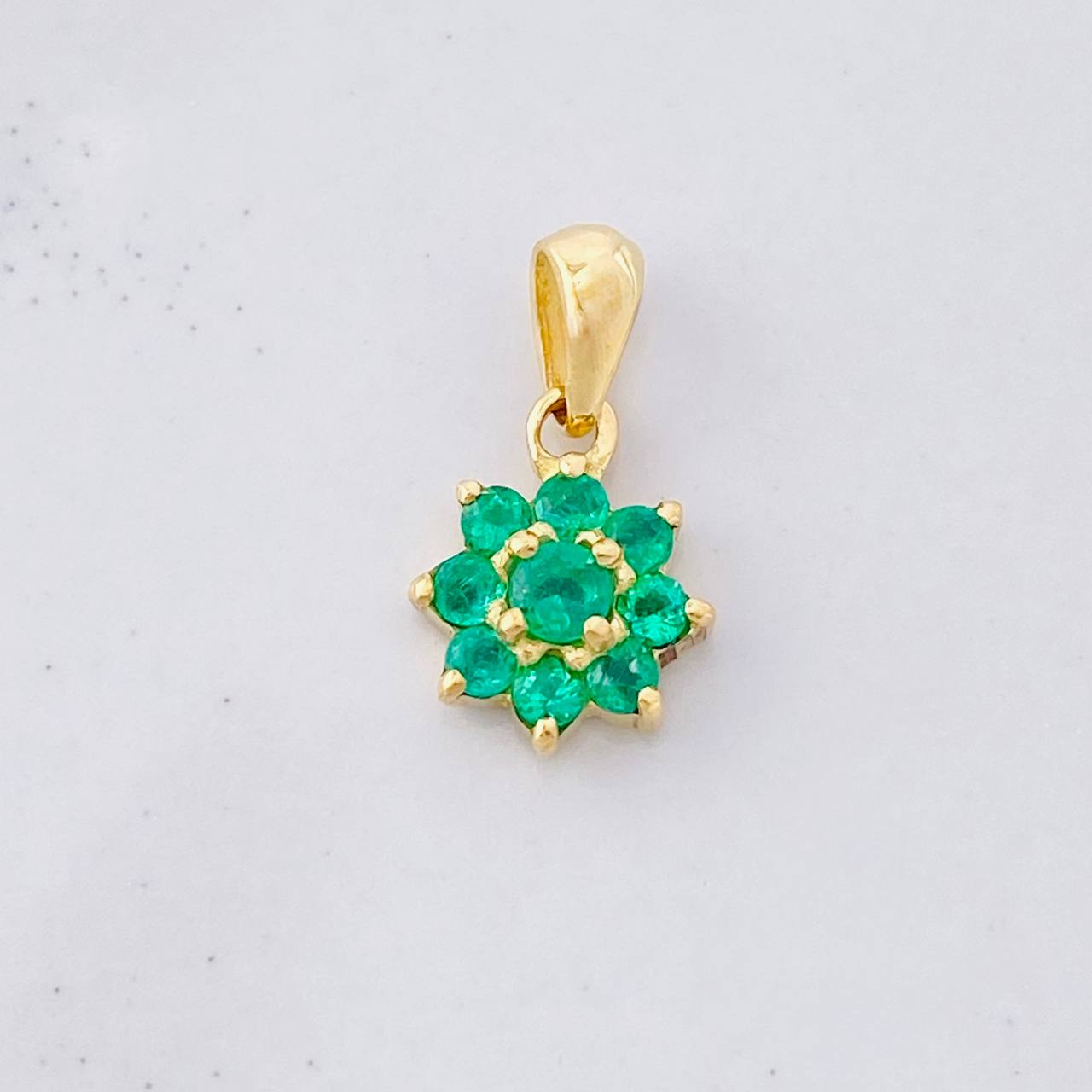 Dije Flor 8 Petalos Esmeraldas 27pts 0.85g / 1/2 in Oro Amarillo 18K