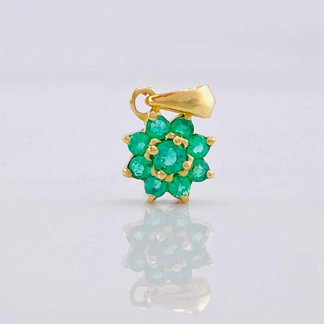 Dije Flor 8 Petalos Esmeraldas 27pts 0.85g / 1/2 in Oro Amarillo 18K