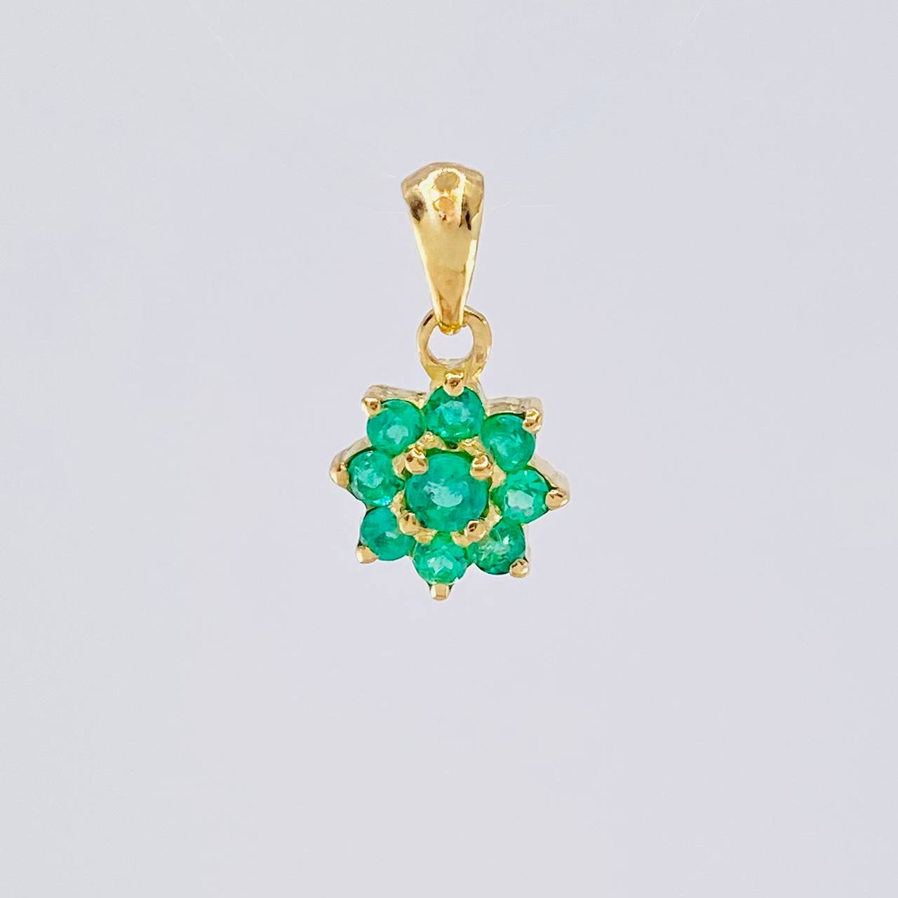 Dije Flor 8 Petalos Esmeraldas 27pts 0.85g / 1/2 in Oro Amarillo 18K
