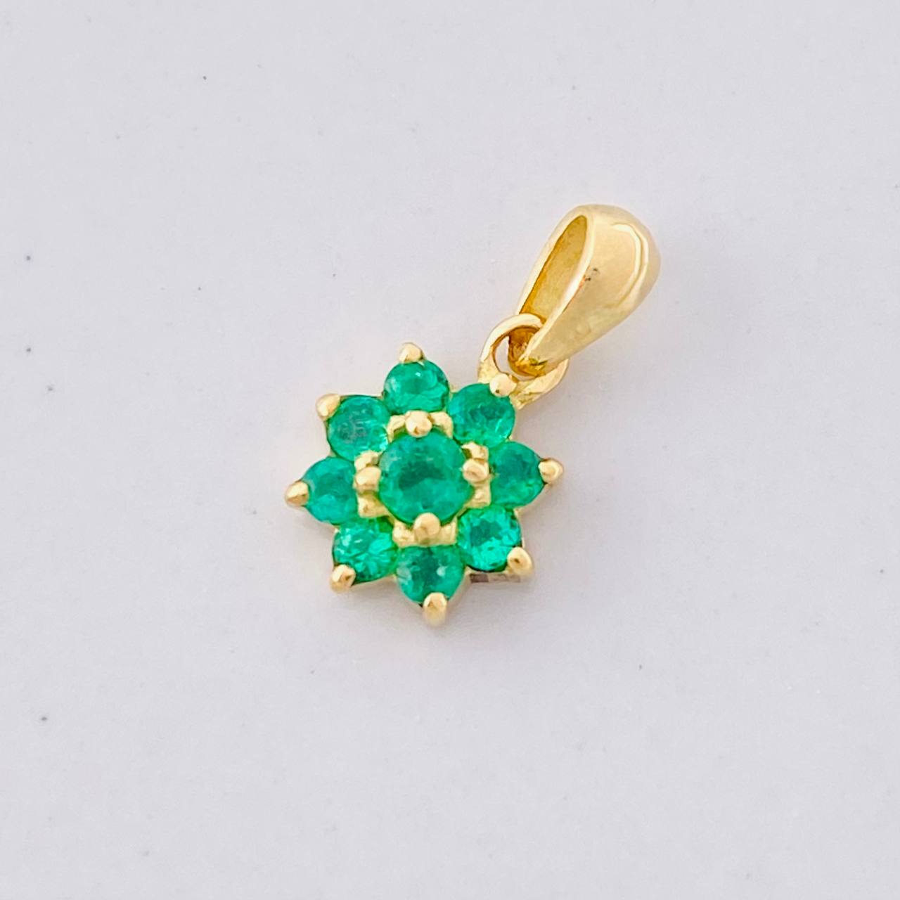 Dije Flor 8 Petalos Esmeraldas 27pts 0.85g / 1/2 in Oro Amarillo 18K