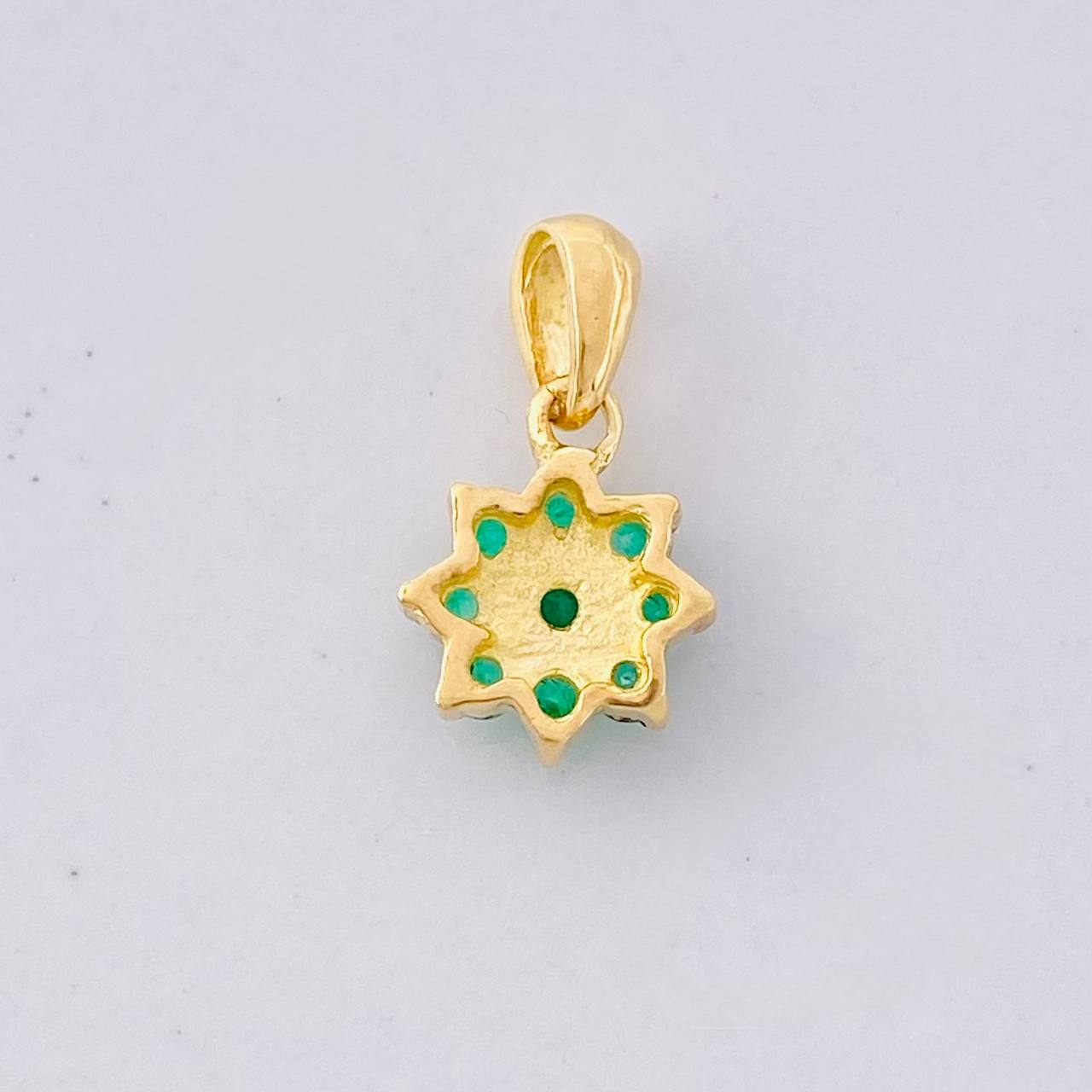 Dije Flor 8 Petalos Esmeraldas 27pts 0.85g / 1/2 in Oro Amarillo 18K