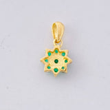 Dije Flor 8 Petalos Esmeraldas 27pts 0.85g / 1/2 in Oro Amarillo 18K