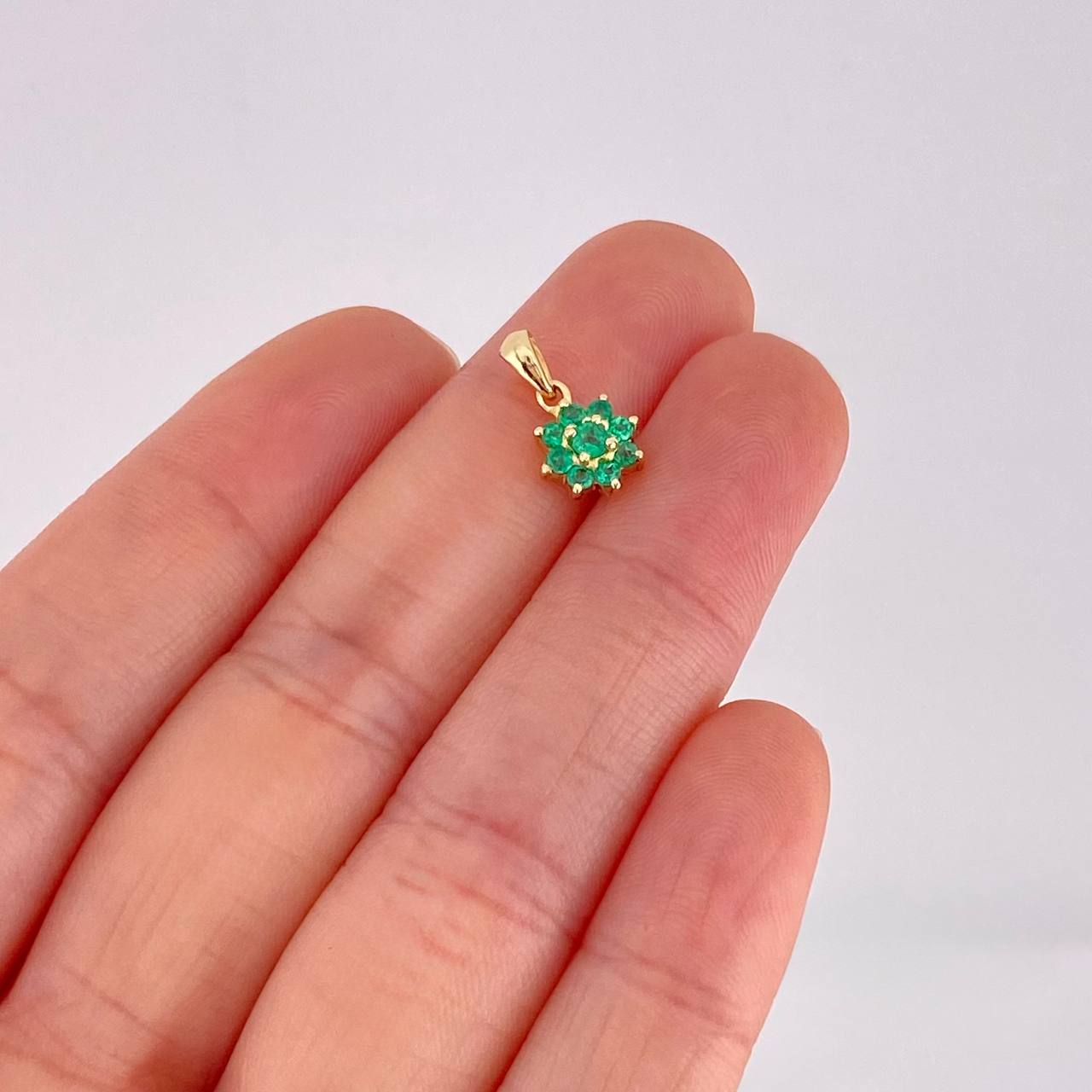 Dije Flor 8 Petalos Esmeraldas 27pts 0.85g / 1/2 in Oro Amarillo 18K
