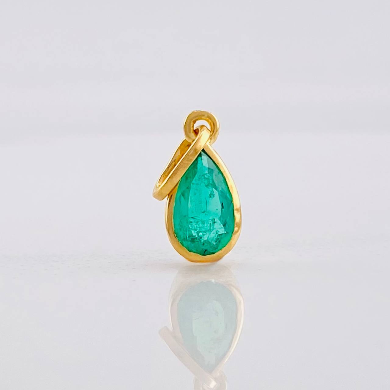 Dije Lagrima Esmeralda 1qts 0.75g / 3/4 in Oro Amarillo 18K