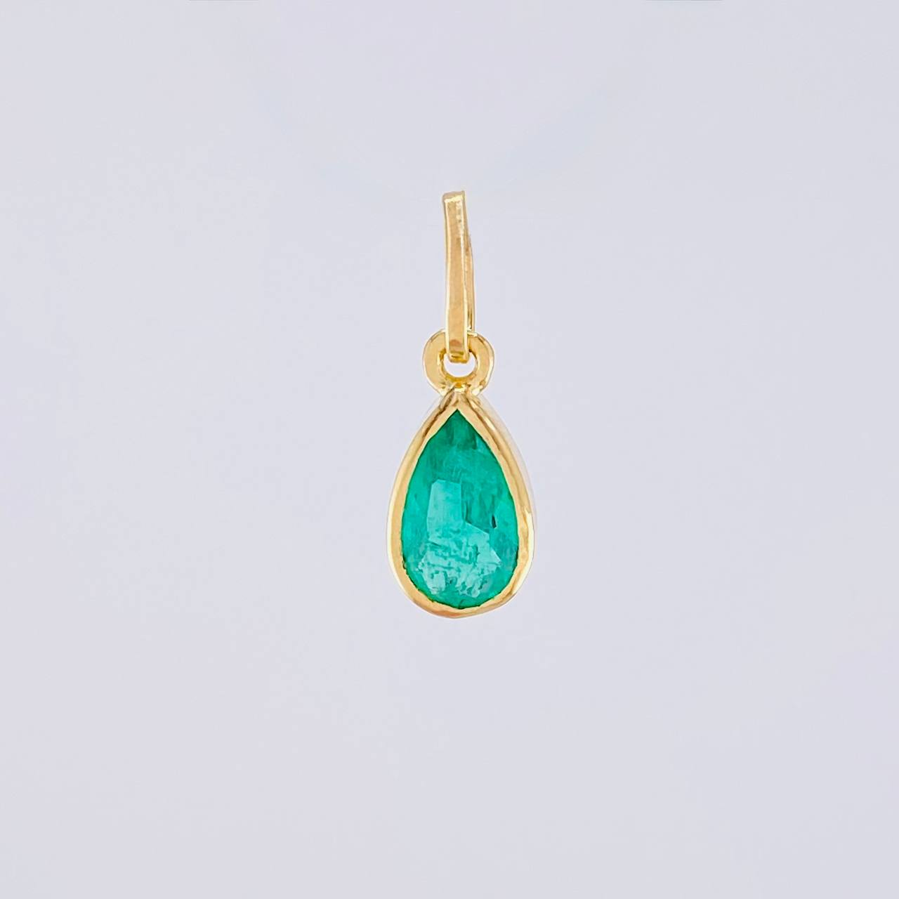 Dije Lagrima Esmeralda 1qts 0.75g / 3/4 in Oro Amarillo 18K