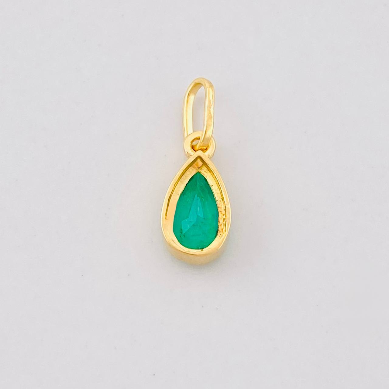 Dije Lagrima Esmeralda 1qts 0.75g / 3/4 in Oro Amarillo 18K