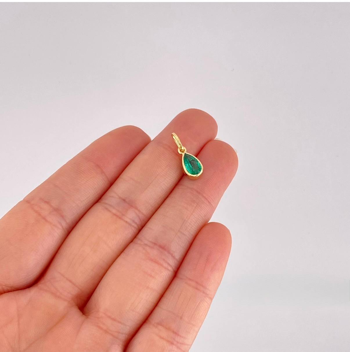 Dije Lagrima Esmeralda 1qts 0.75g / 3/4 in Oro Amarillo 18K