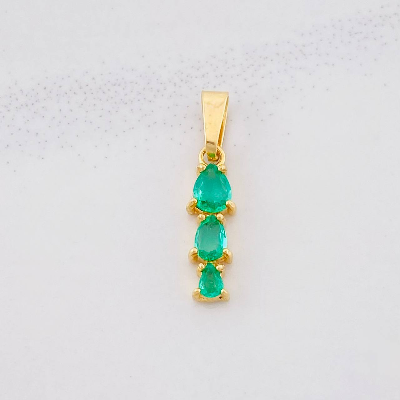 Dije Trio de Lagrimas Esmeraldas 60pts 0.95g / 3/4 in Oro Amarillo 18K