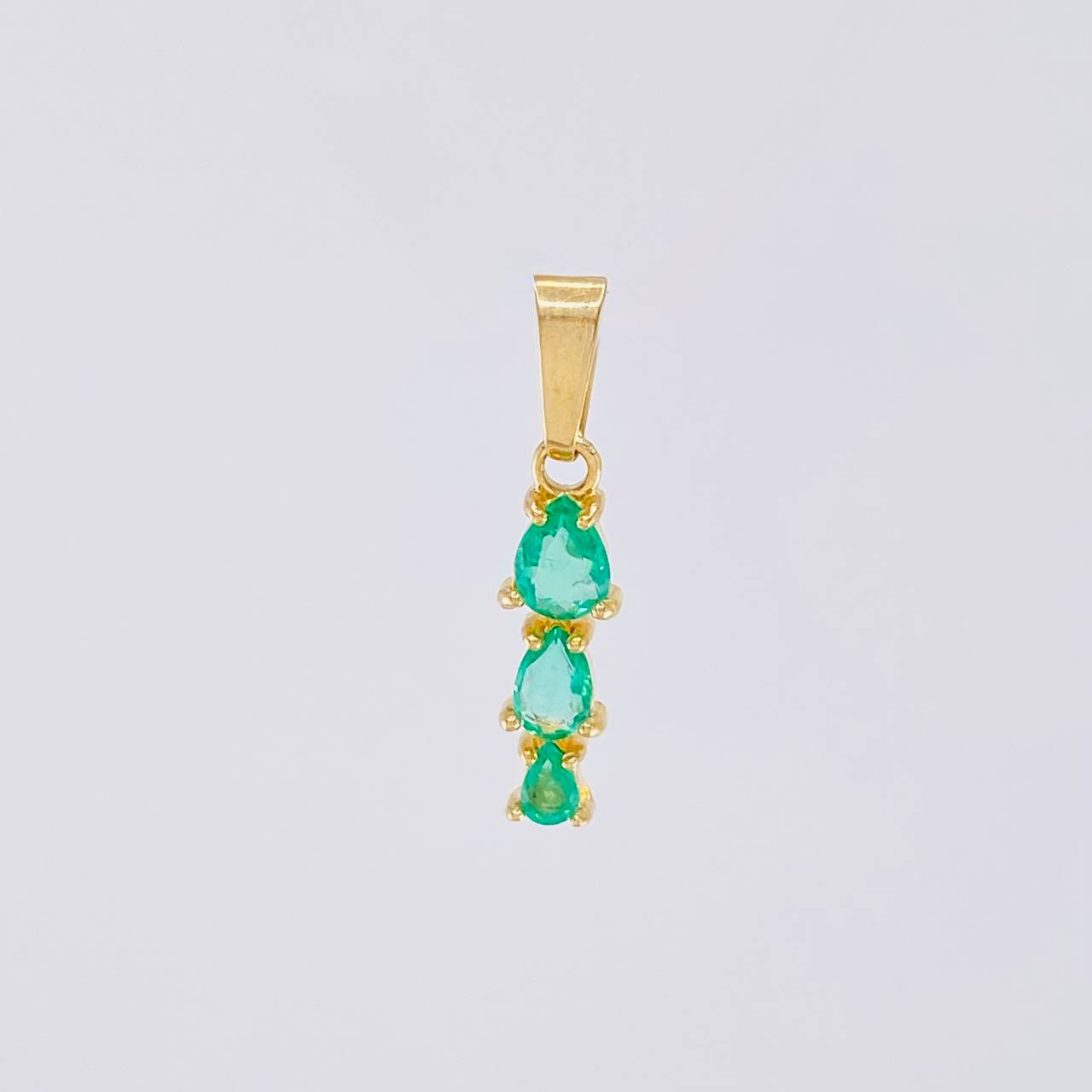 Dije Trio de Lagrimas Esmeraldas 60pts 0.95g / 3/4 in Oro Amarillo 18K