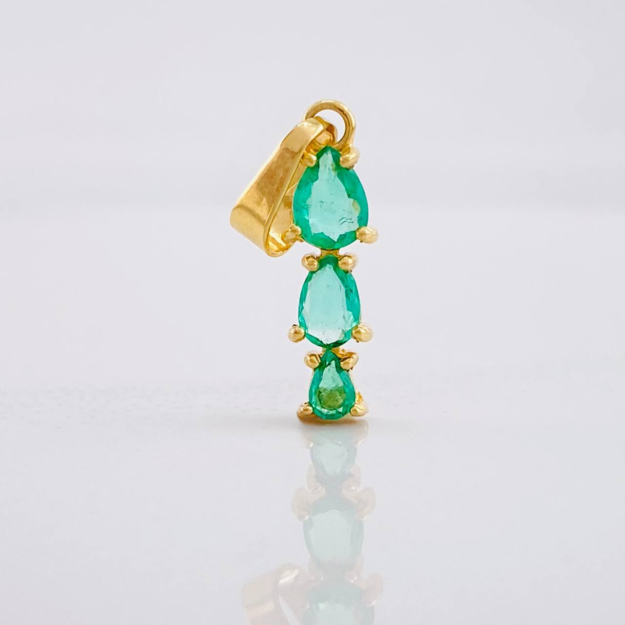 Dije Trio de Lagrimas Esmeraldas 60pts 0.95g / 3/4 in Oro Amarillo 18K