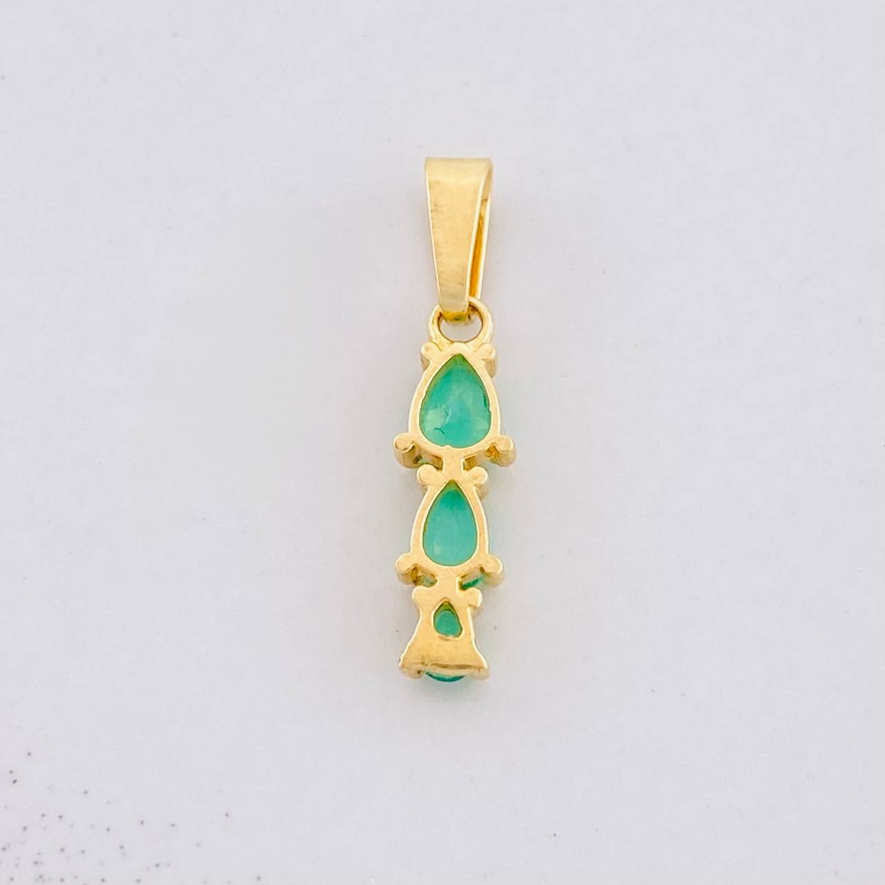 Dije Trio de Lagrimas Esmeraldas 60pts 0.95g / 3/4 in Oro Amarillo 18K