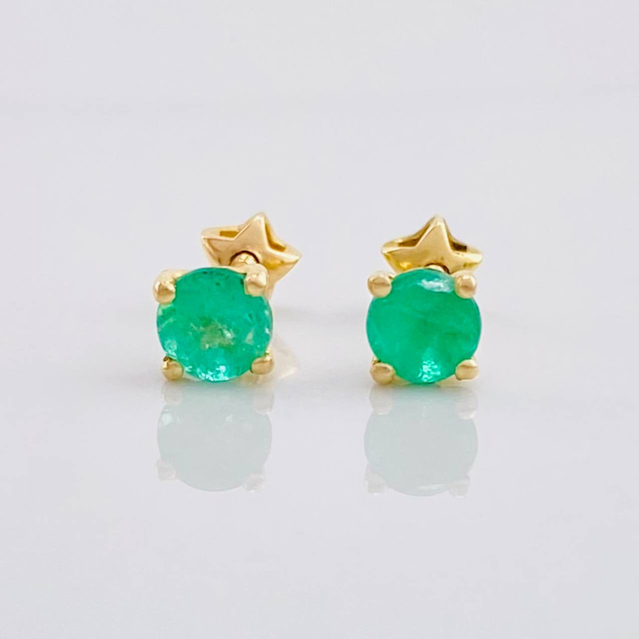 Topos 4 Garras Esmeraldas 50pts 1.1g / in / 4.35mm Oro Amarillo 18K