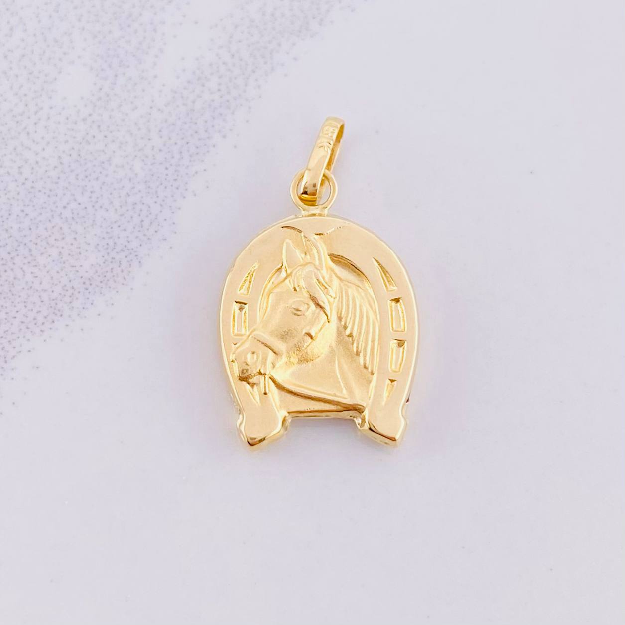 Matte Horse Shoe Pendant 1.05g / 1 in Yellow Gold 18K