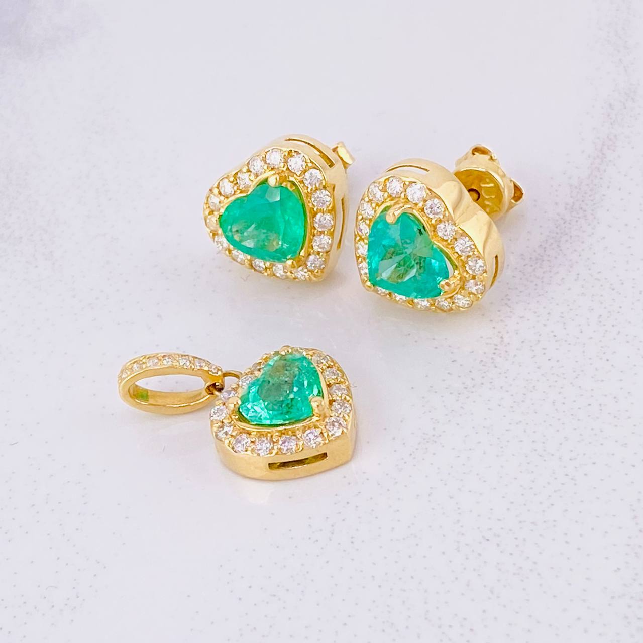 Topos Set Corazón Tupido con Dije Esmeralda 2.88pts Diamantes 79pts 6.7g / in / 11.2mm Oro Amarillo 18K