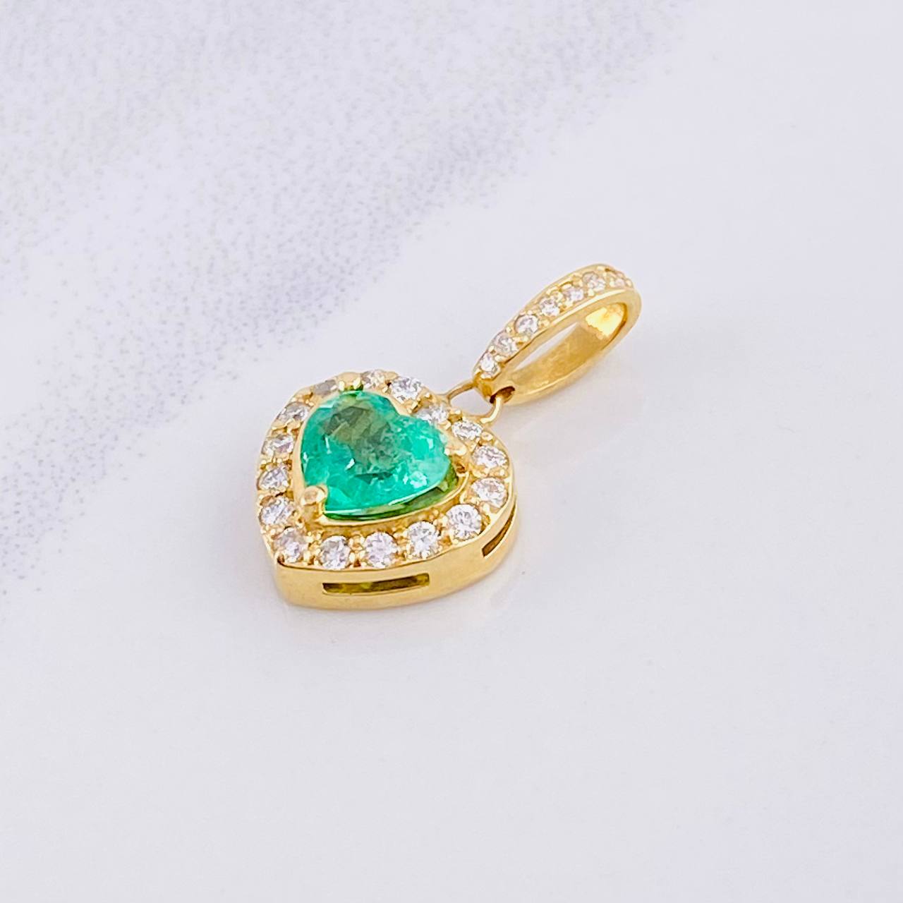 Topos Set Corazón Tupido con Dije Esmeralda 2.88pts Diamantes 79pts 6.7g / in / 11.2mm Oro Amarillo 18K