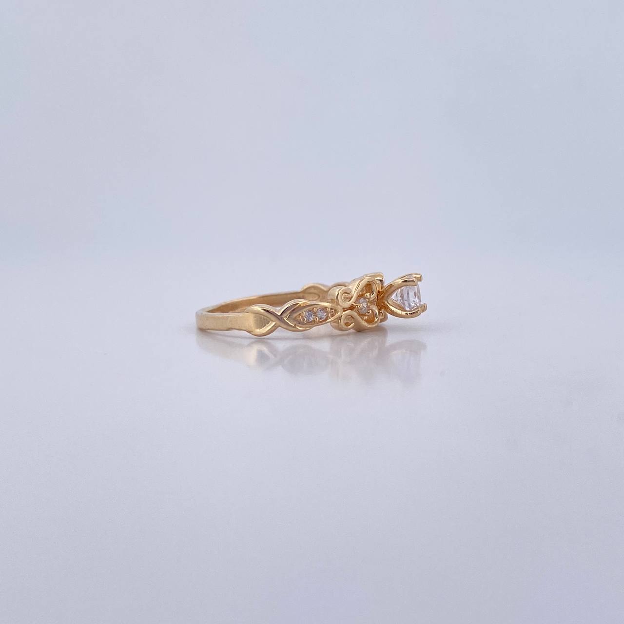 Anillo Solitario 2.2gr / T5 / Corazones Oro Amarillo Circones Blancos 18K $