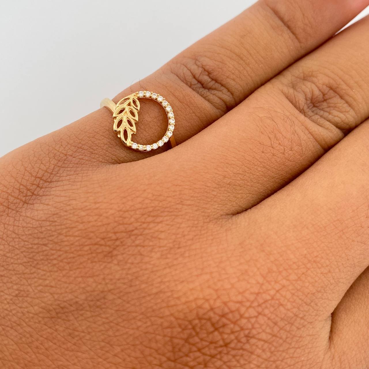 Circle Leaf Ring 1.6gr / T6 / White Zircons 18K Yellow Gold &