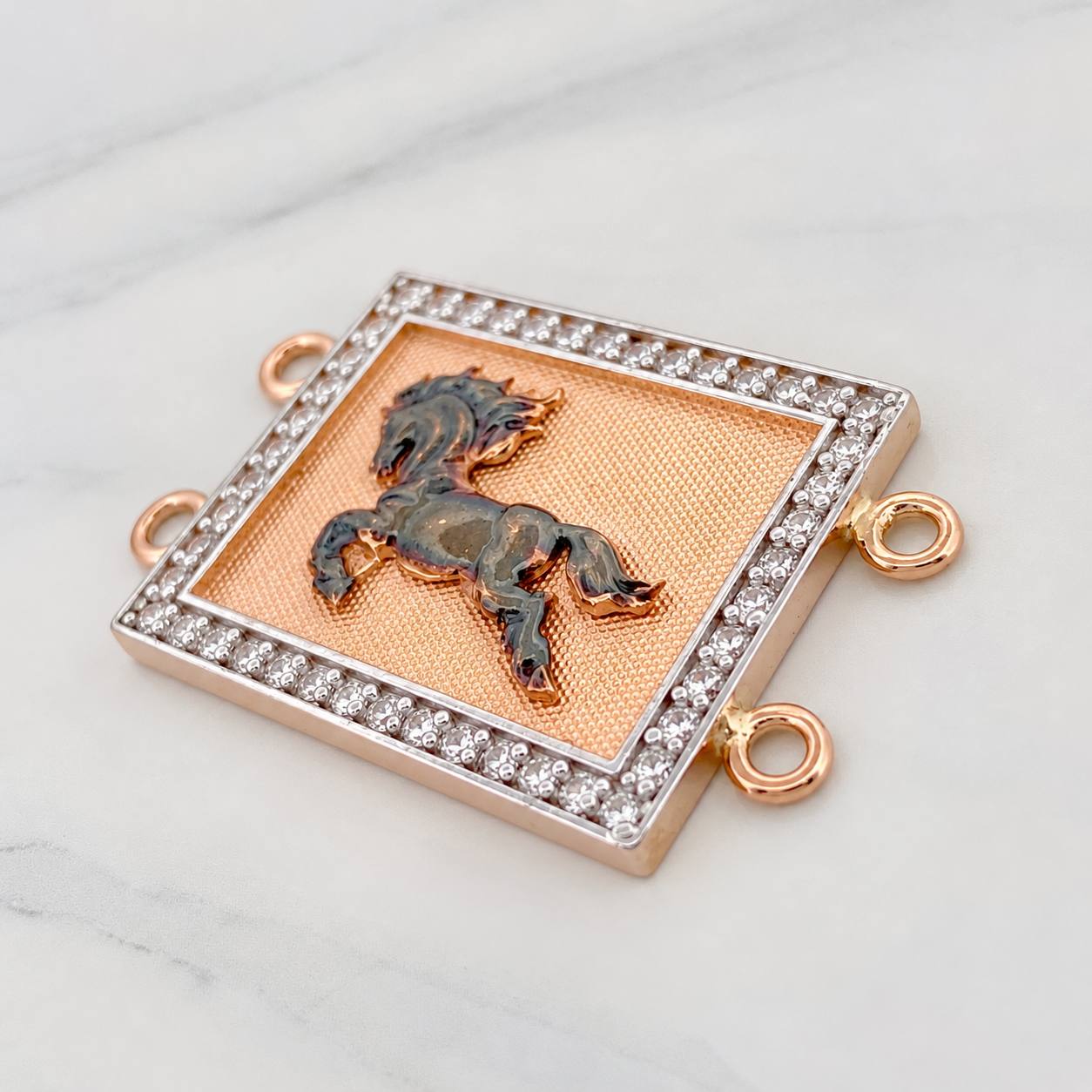 Charm Horse 10.25g / 1 1/2 in Three Golds 18K