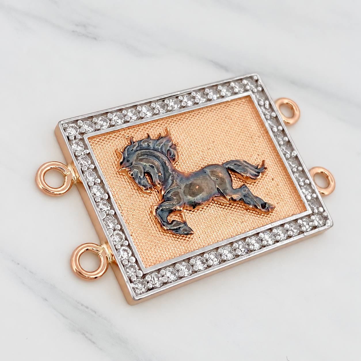 Charm Horse 10.25g / 1 1/2 in Three Golds 18K