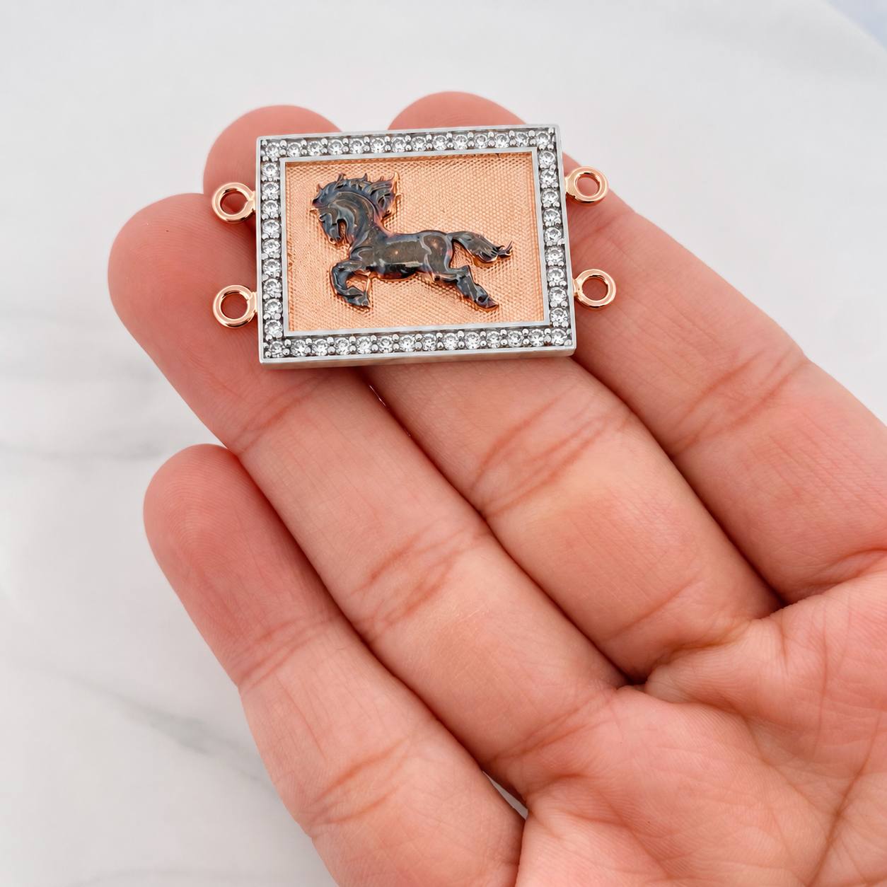 Charm Horse 10.25g / 1 1/2 in Three Golds 18K