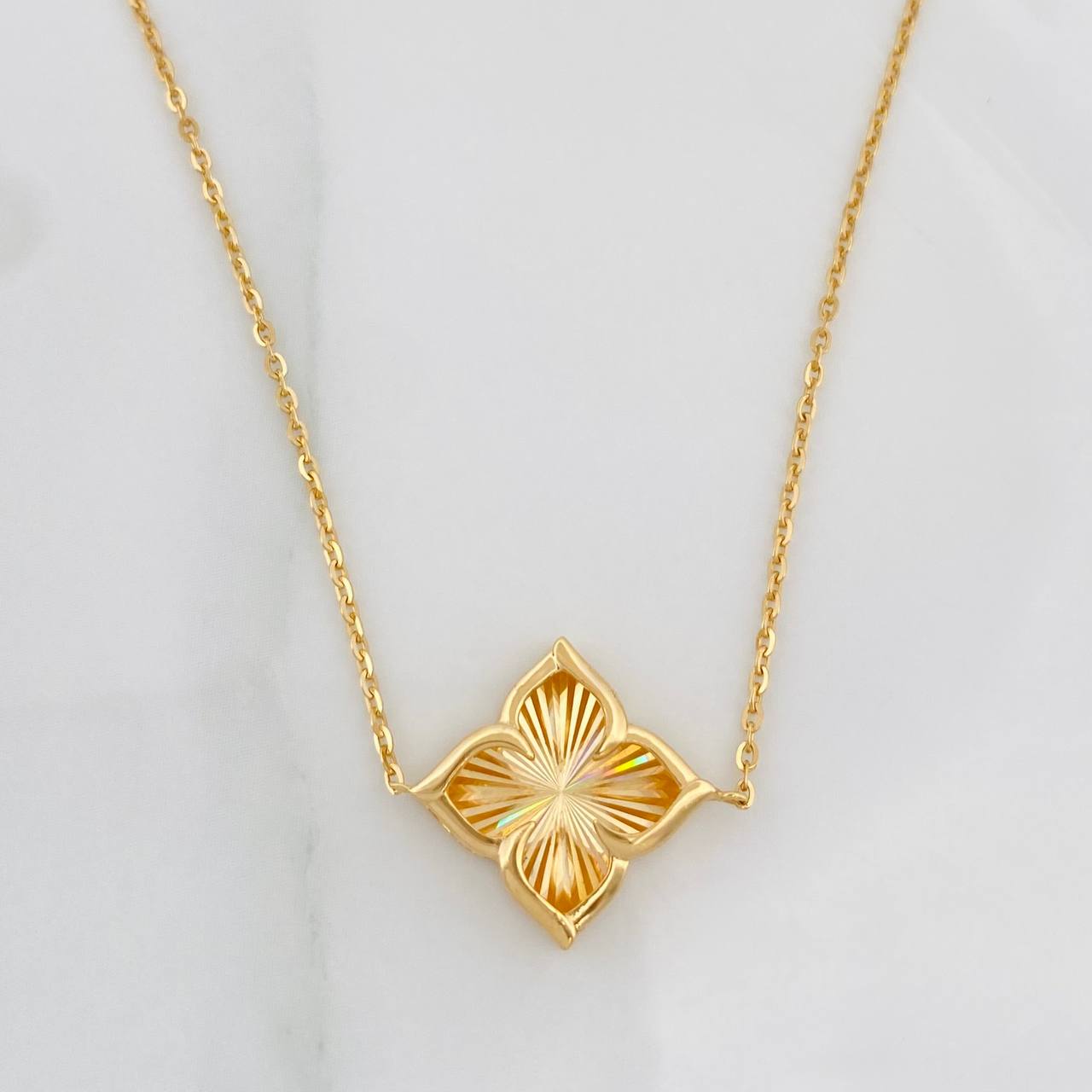 Pulso Aro Seguido Flor 1.95g / 7 1/2 in / 1mm Oro Amarillo 18K
