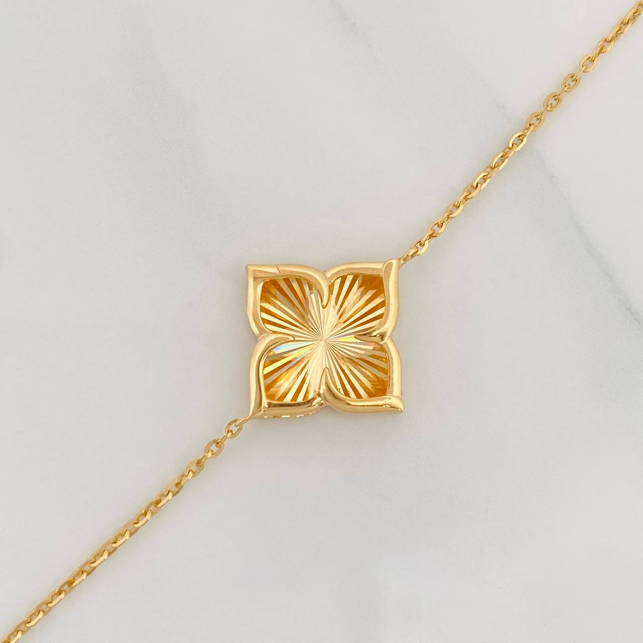 Pulso Aro Seguido Flor 1.95g / 7 1/2 in / 1mm Oro Amarillo 18K