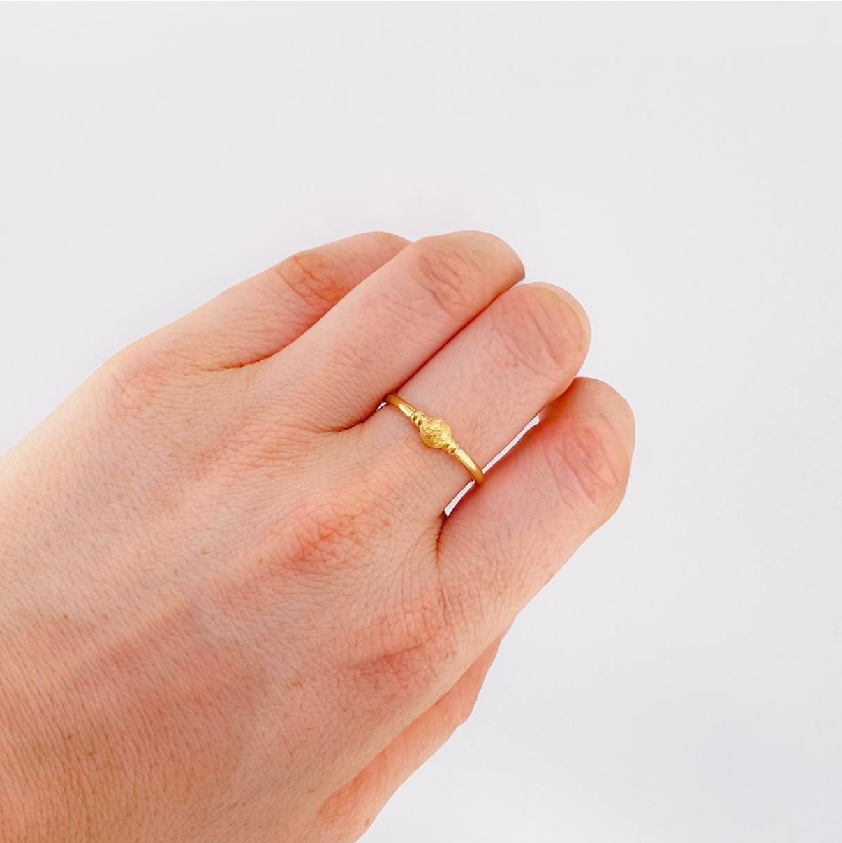 Anillo Circulo Cupula Texturizada 1.1 g / T7 Oro Amarillo 18K