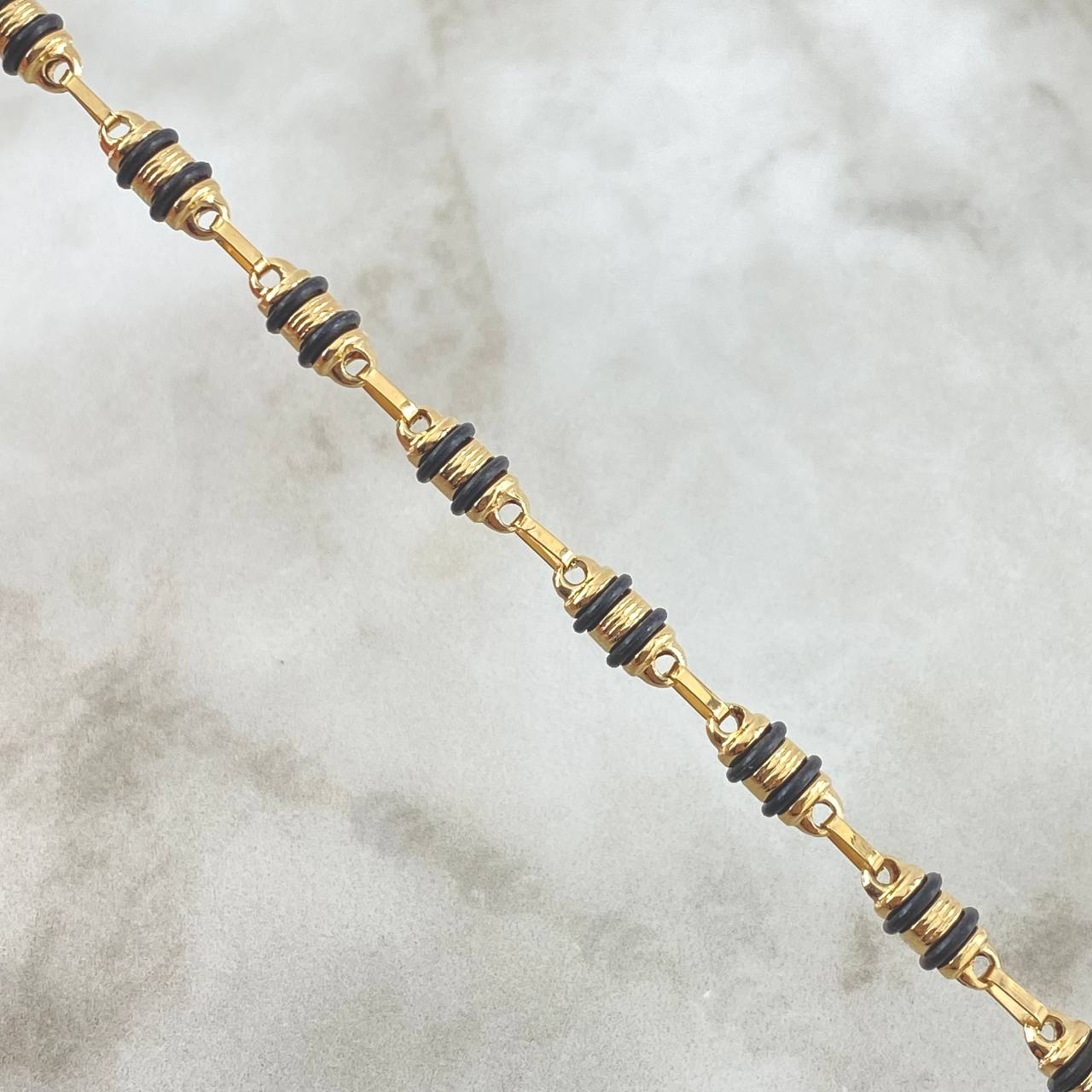 Rustic Barrel Striped Chain 17.35gr / 72.5cm / 5mm Black Rubber 18K Yellow Gold ©