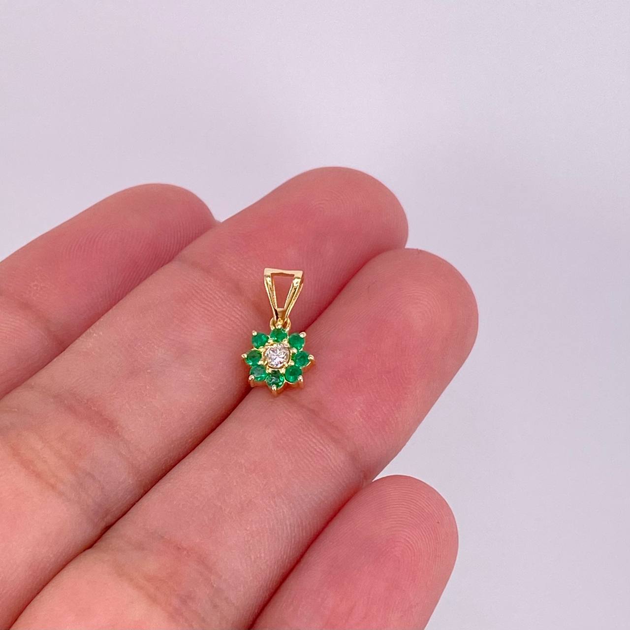 Dije Flor 8 Petalos Esmeraldas 18pts Diamante 6pts 0.75g / 1/2 in Oro Amarillo 18K