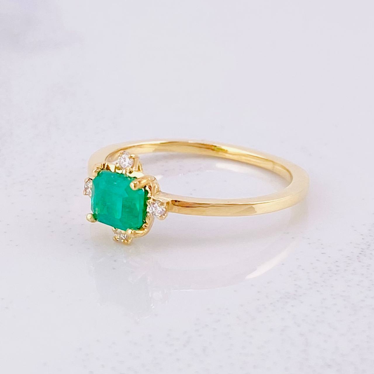 Anillo Cubo Especial Esmeraldas 60pts Diamantes 8pts 2.25g / T6 1/4 Oro Amarillo 18K