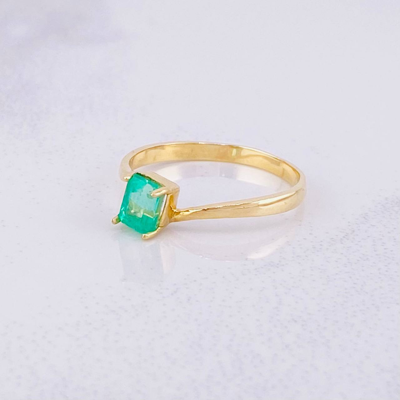 Cube Ring 4 Claws Emerald 25pts 1.5g / T6 Yellow Gold 18K