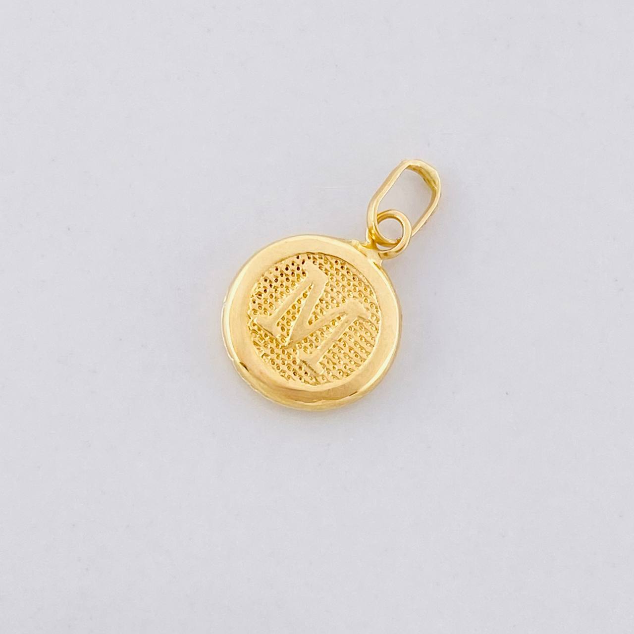 Pendant Circle Letter M 0.35g / 3/4 in 18K Yellow Gold
