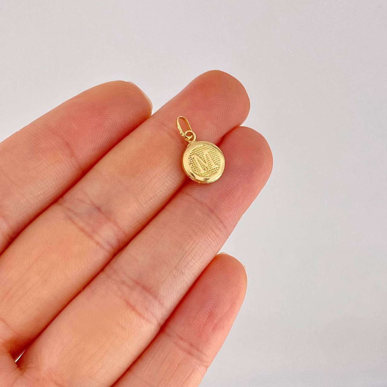 Pendant Circle Letter M 0.35g / 3/4 in 18K Yellow Gold