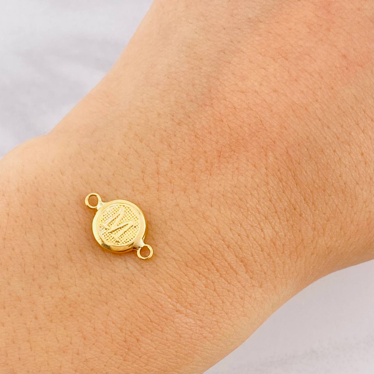 Herraje Circulo Letra M 0.4g / 1/2 in Oro Amarillo 18K