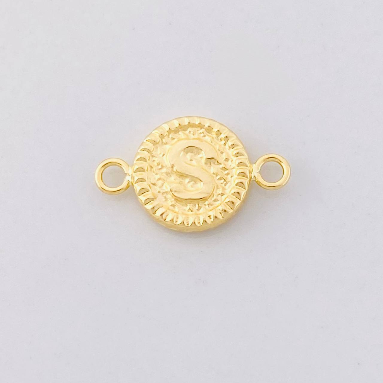 Charm Circle Letter S 0.6g / 3/4 in 18K Yellow Gold