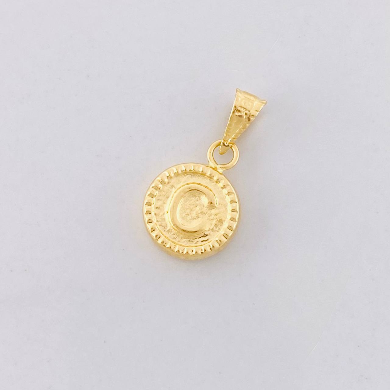 Dije Circulo Letra C 0.4g / 1/2 in Oro Amarillo 18K